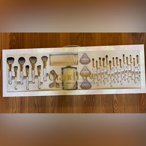 Grand luxe makeup brushes